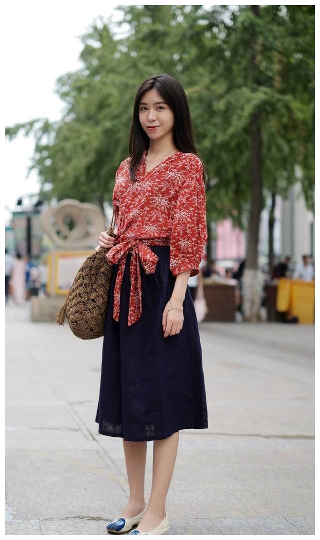 街拍：轻熟风少女穿搭，有一种独特的自信和魅力