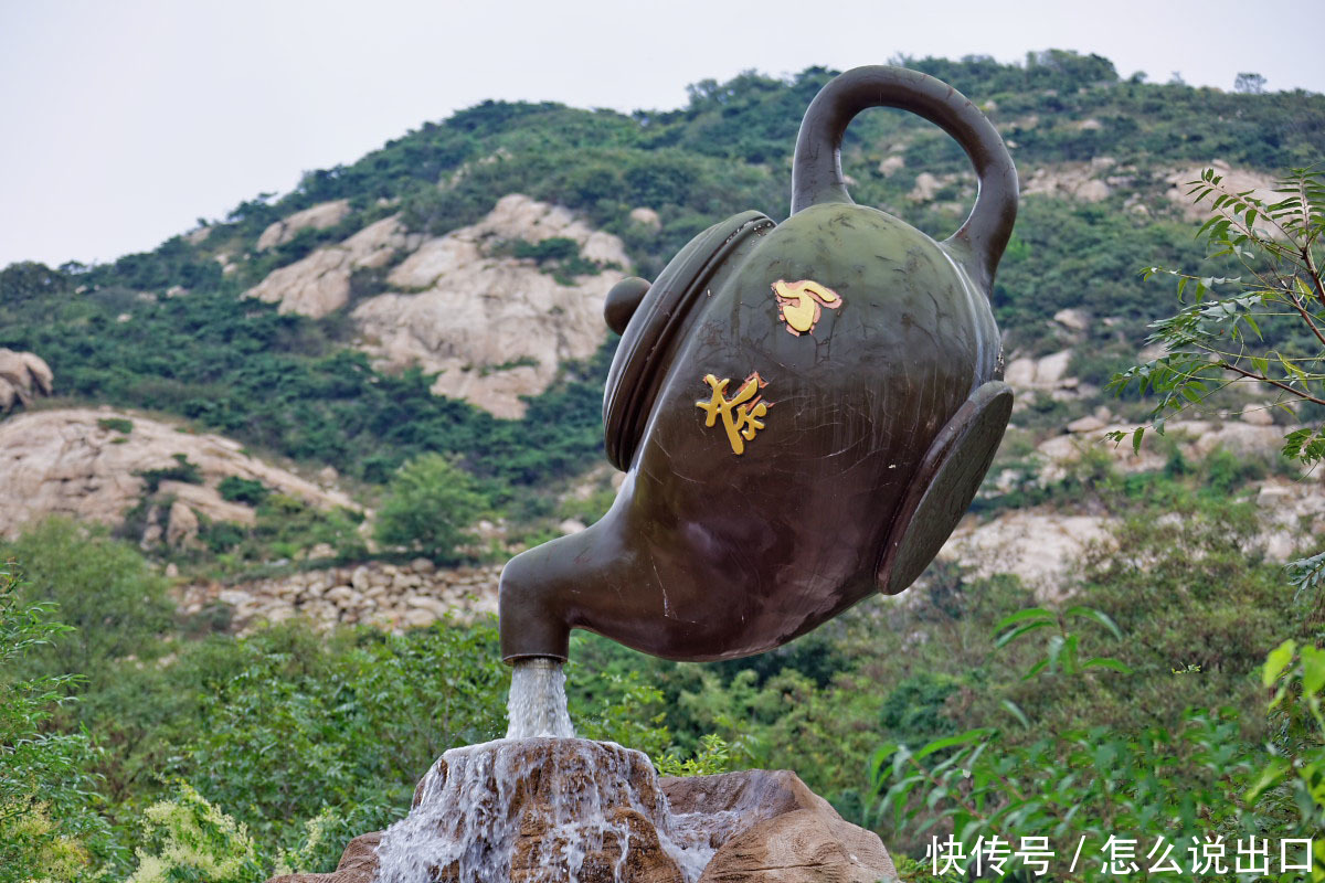 青島景區內一把懸空的大茶壺水流不停引眾遊客好奇觀望