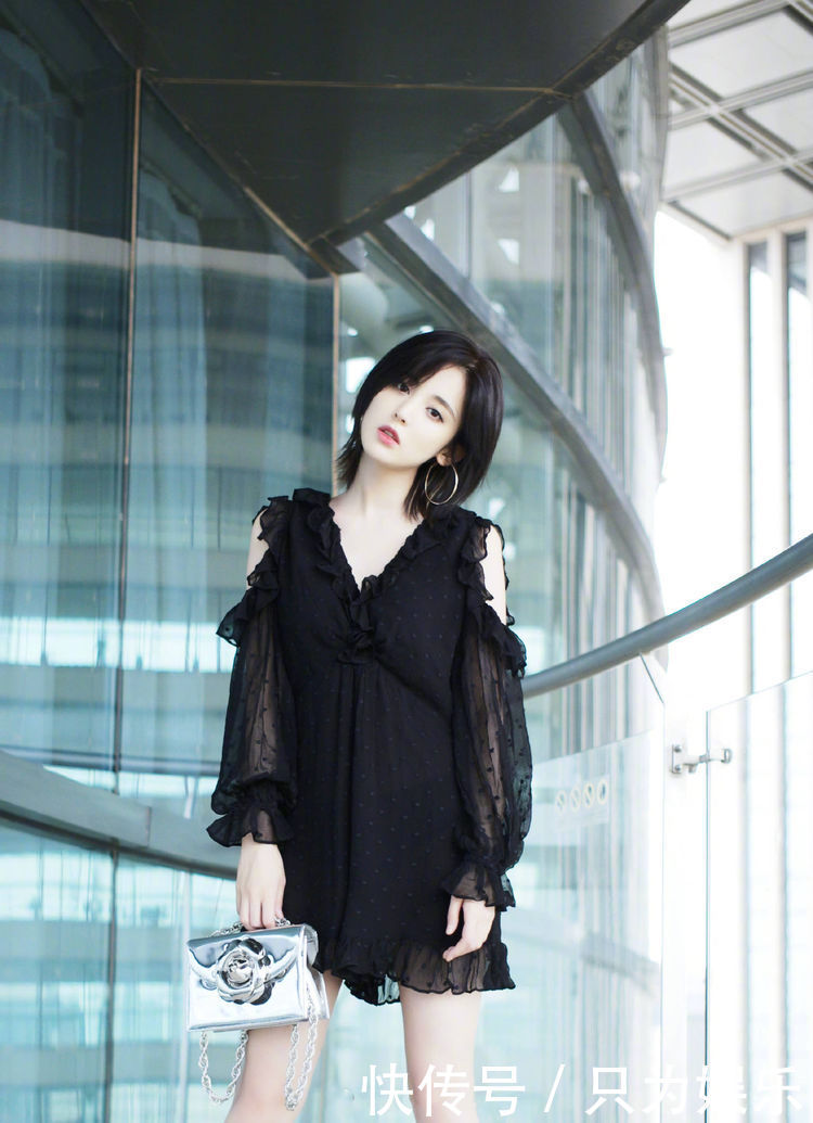 古力娜扎颜值高就是任性，吊带裙惊艳全场，网友：原来身材这么好