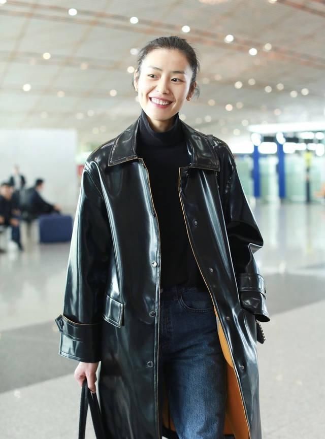  没错@春季换件风衣吧，今年流行复古皮风衣，跟刘雯学肯定没错