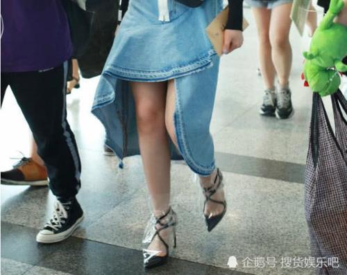 孟美岐太敢穿，高跟鞋套个塑料膜就出来了！网友：不会焖出来味道