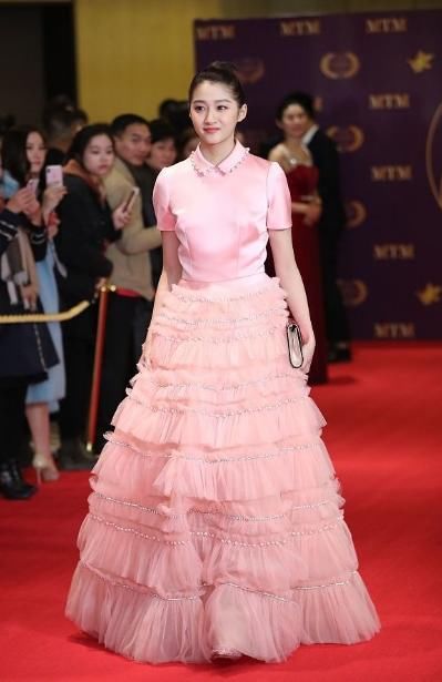 关晓彤红毯再次丑出新高度，鹿晗:就差一点就把她拦住了