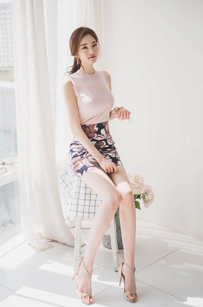 街拍:肤色的紧身衣巧搭包臀,小姐姐美的没有任何的槽点