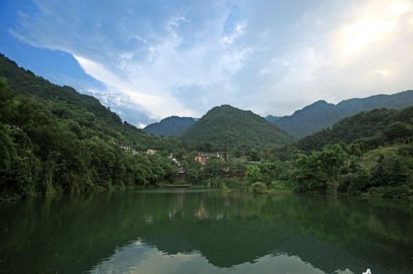 盛夏酷热难耐 去峨眉山避暑享清凉