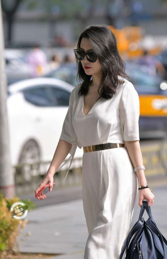 小姐姐身穿清新的白色连体裤, 性感又时髦