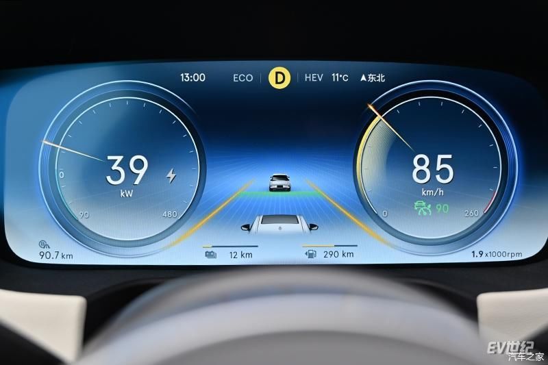  『加速能力』实在没办法太低调，“多姿势”体验全新腾势X PHEV