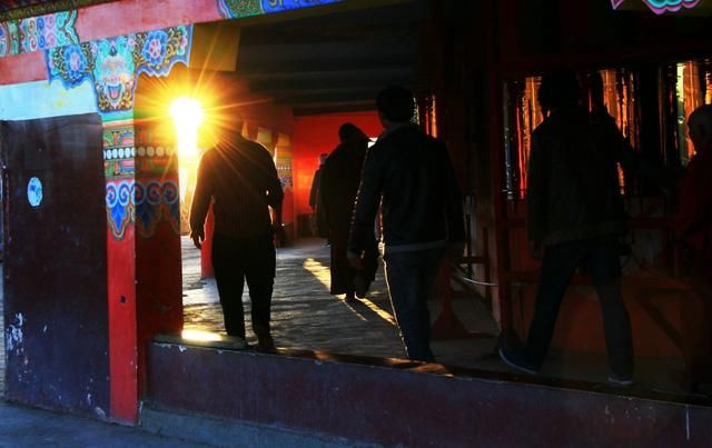 世界最大的藏传佛学院，领略震撼的藏传佛教魅力