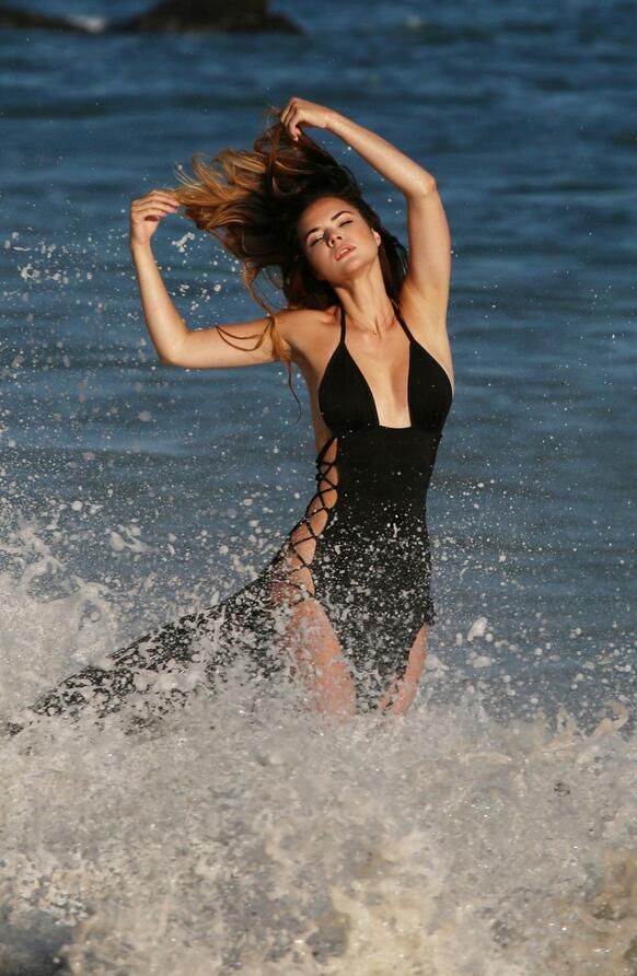 女星卡莉索尔马里布海滩飘逸拍照,她有一种狂野的魅力