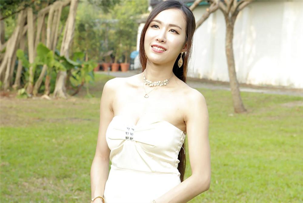 街拍: 抹胸裙美女, 肤白如雪, 谁家的娇妻丢了?