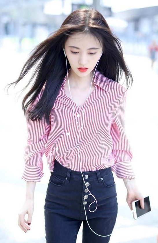 当刘雯和鞠婧祎同穿紧身裤腰，网友:小鞠这腰真细!