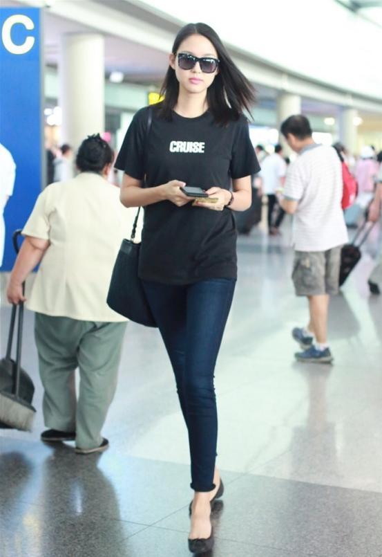 张梓琳太高了！仅仅一条牛仔裤就穿出腿长一米，网友：逼死普通人