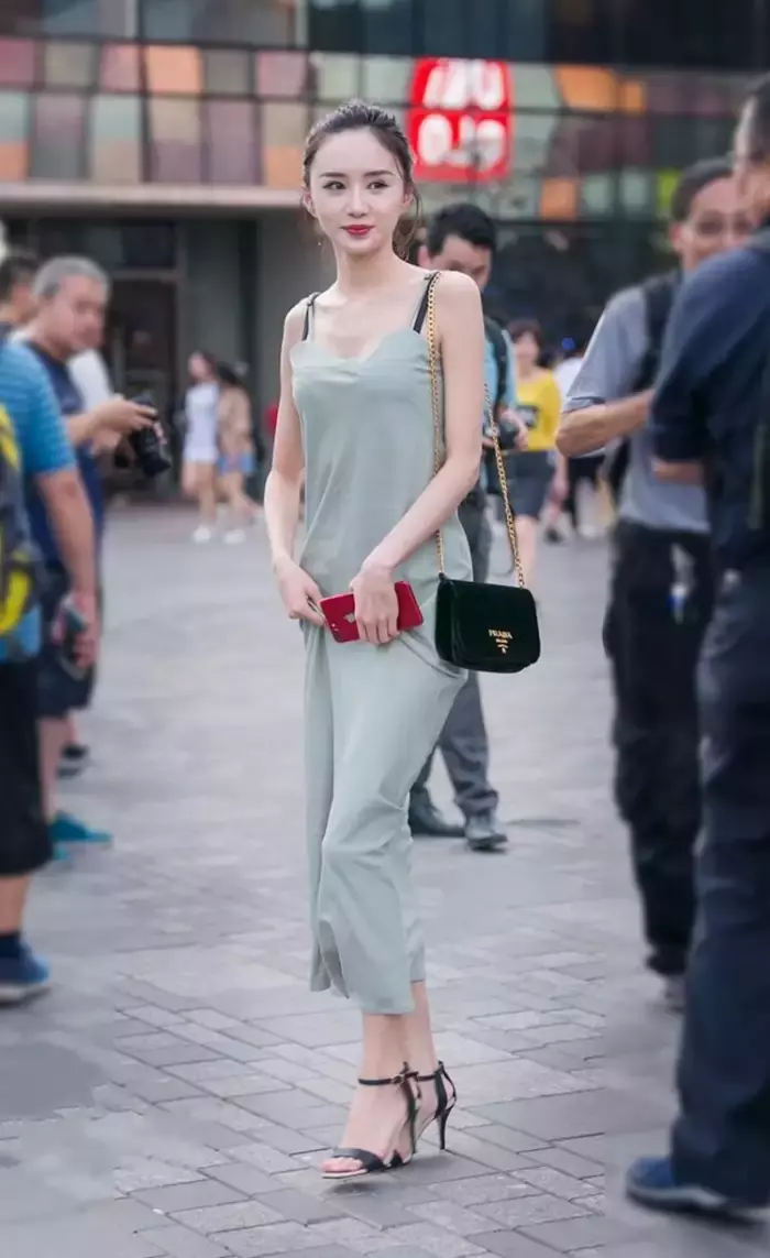 街拍，初秋来了，时尚潮流的你，怎么少的了这样轻熟时尚的穿搭呢