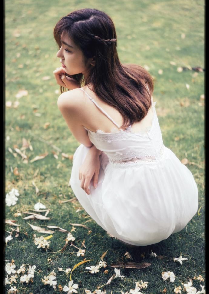 丰满大胸美女深V吊带性感写真图片