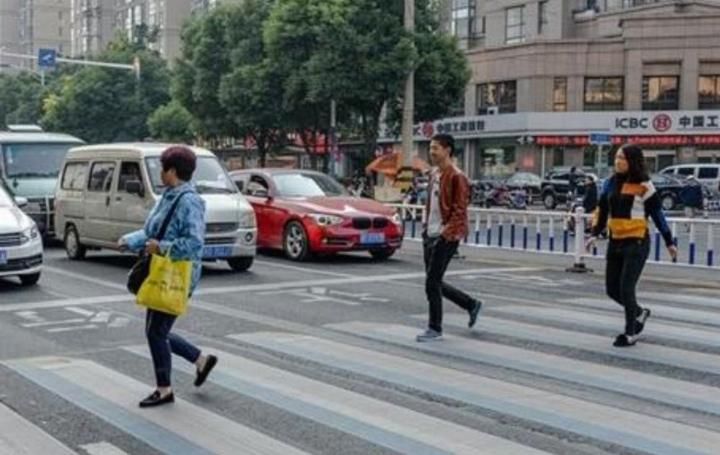 斑马线处再添新规，做错了罚200扣三分，车主：没法再开车了！