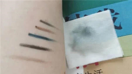  「口罩」全球大热的口罩妆：有色眼线加持，放大双眼你也可以！