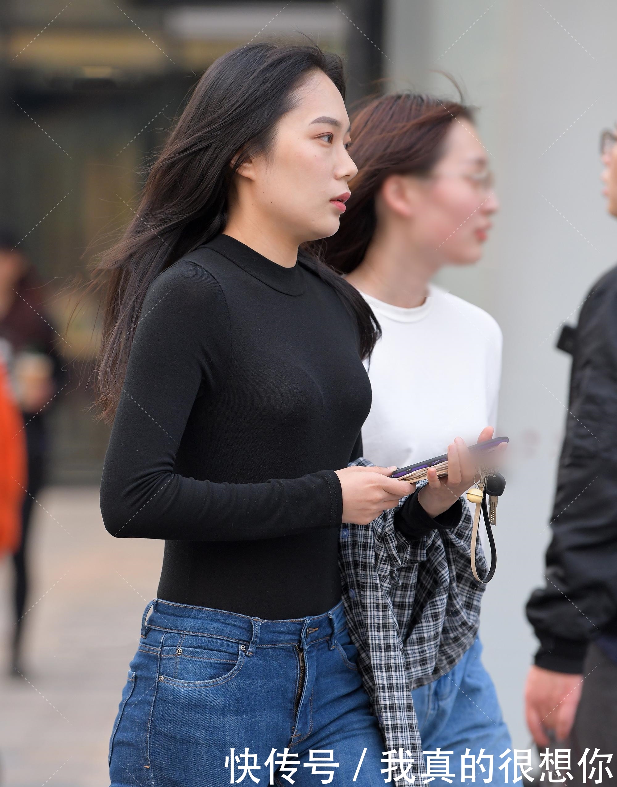 凹凸■“凹凸有致”的靓妹,上衣统统塞进裤子里,肤白貌美还是个大长腿