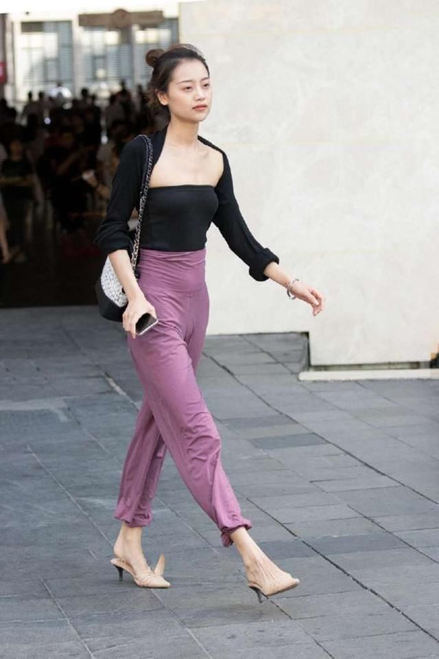 靓丽街拍：圆臀穿抹胸美女，看着苗条纤瘦，其实也挺丰润的！