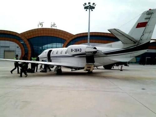 国内这座机场，削去65座山顶而建，被称为“悬崖边的机场”