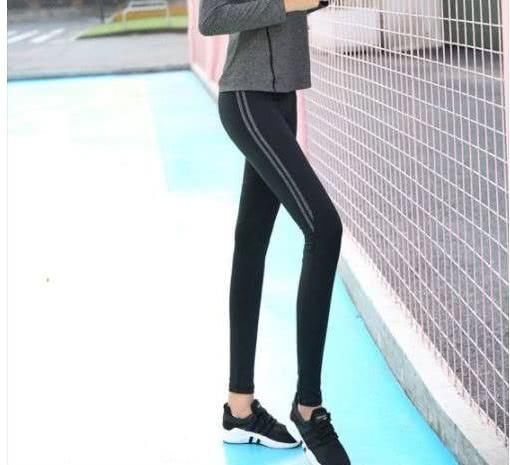 爱穿打底裤的健美美女，给人青春洋溢的感觉