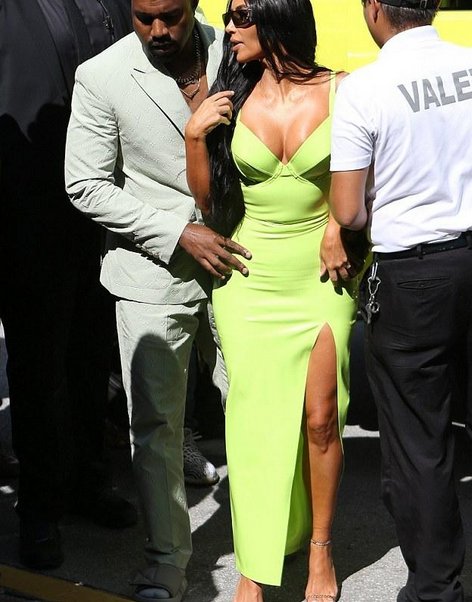 金卡戴珊的开叉裙开到大腿根，侃爷穿拖鞋参加婚礼，不走寻常路!