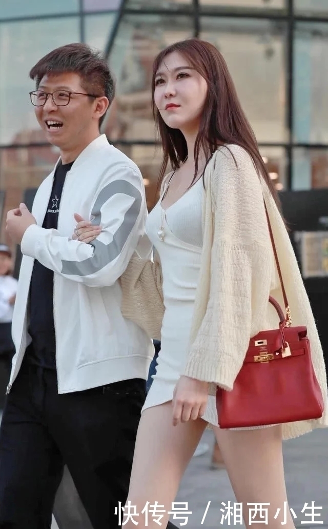 街拍：小姐姐看起来好有气质，飘逸的长发，时尚的装扮，看上去很