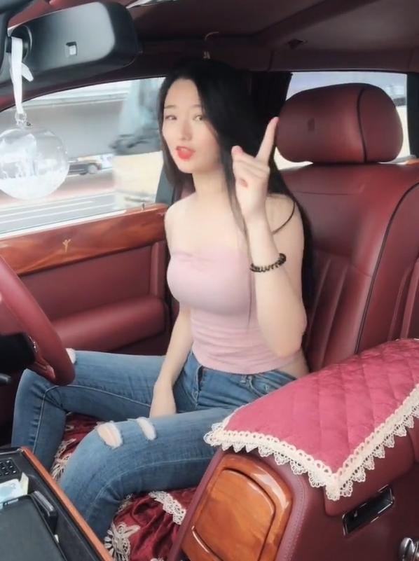 漂亮的女司机，身材好显得异常娇艳