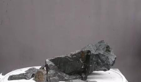 构思■山水盆景锯截石材的步骤一般是:构思,划线,截锯,组合