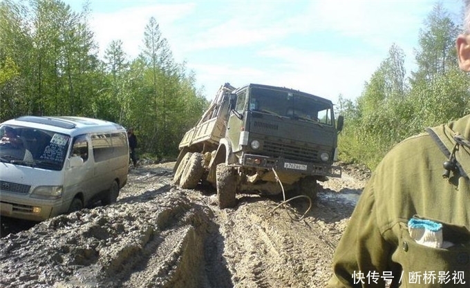  【白骨】世界上最难修的公路，1.7万人被埋在路基下当路基，5万