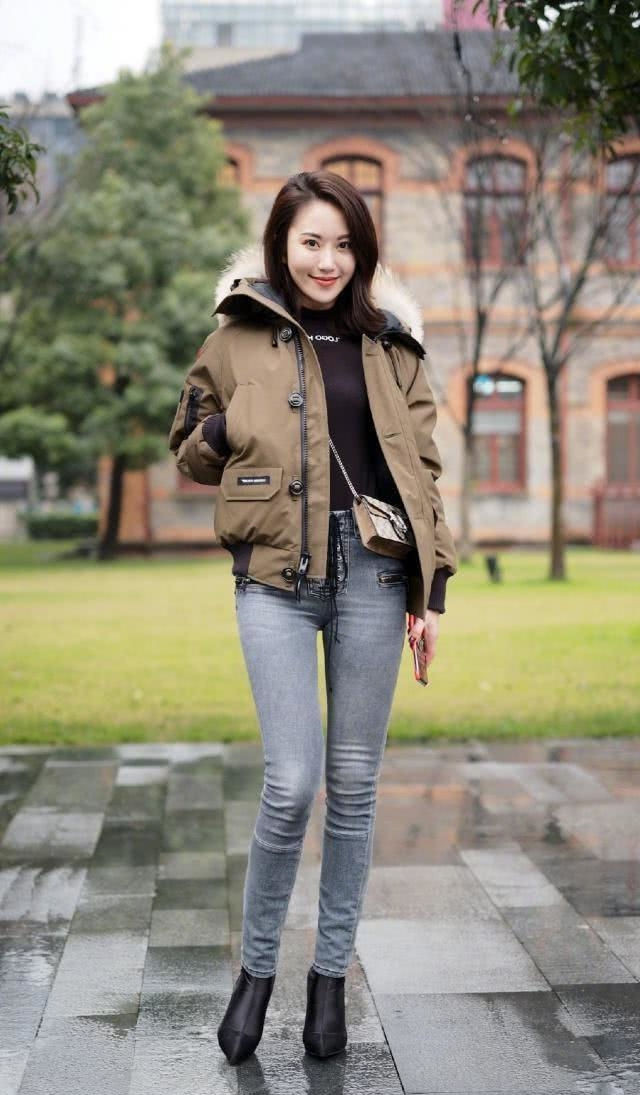 美女|美女牛仔裤搭配棕色休闲衫, 显腿长有气质