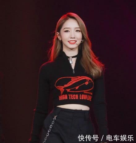 孟美岐短裤短到看不见, 是衬衫太长了? 网友: 刚走红就这么浪?