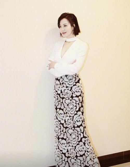  #连体#陶红真敢穿，性感的红唇搭配上率性飒气的连体裤，真是太惊艳了！
