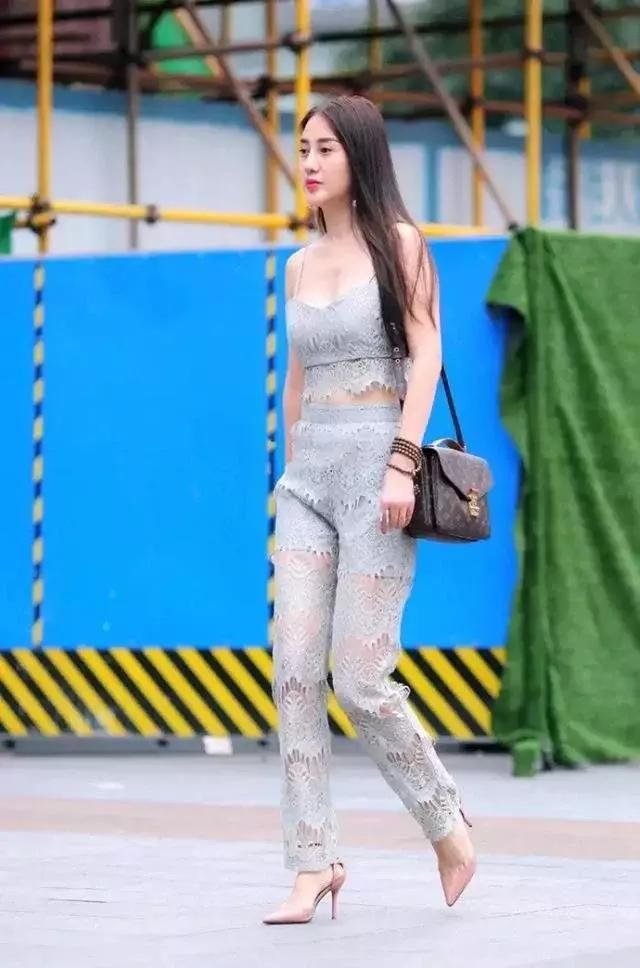 街拍：利落大方的气质让美女们爱不释手，身材的线条得到拉伸
