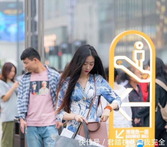  「身上穿着一」一双优雅的尖头高跟鞋，清新的色调，让她走路的姿态显得更加迷人