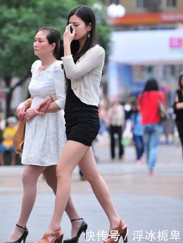 [ 四射]大长腿的小姐姐靓丽四射，街拍：黑色打底短裙搭配白色外搭