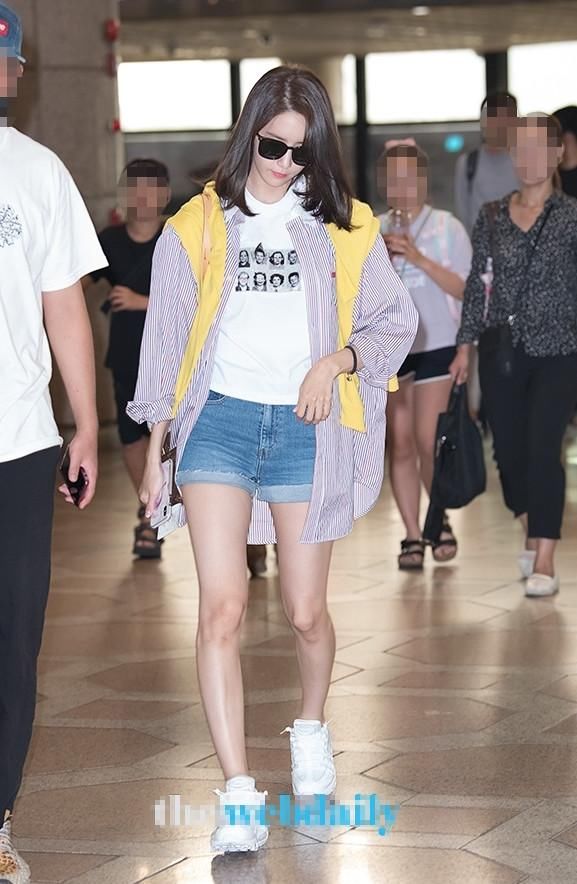 当林允儿和李沁同穿牛仔短裤，终于明白腿长和腿直哪个更重要了！