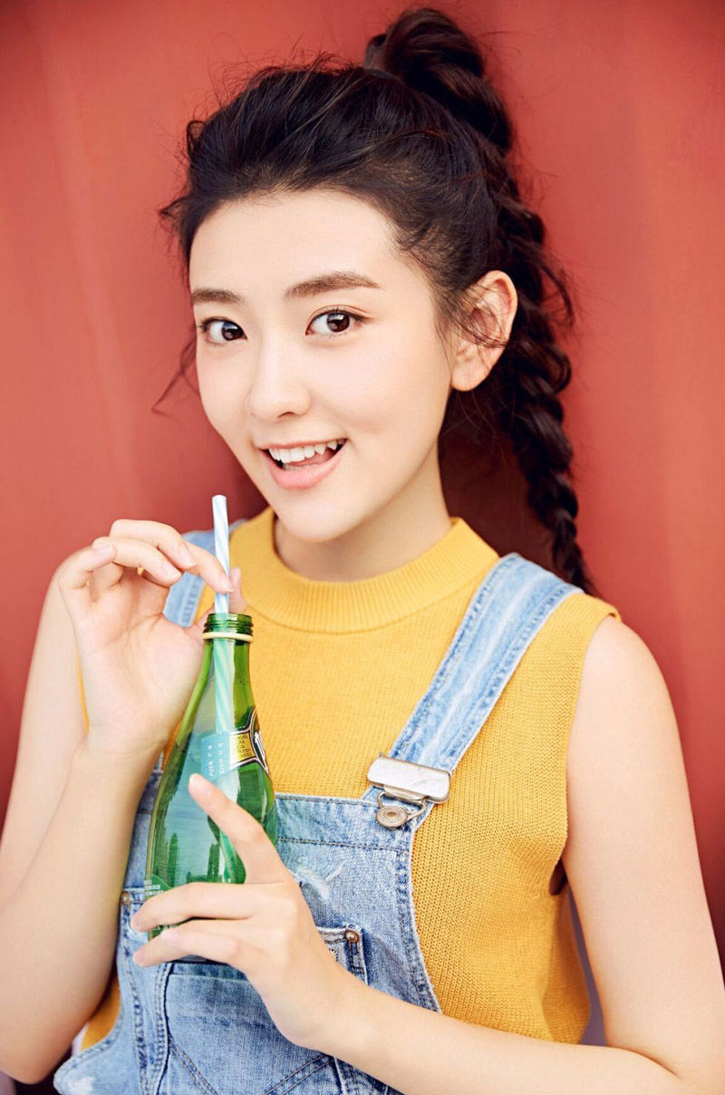 “倾世皇妃”梁洁夏日时尚写真,俏皮可爱