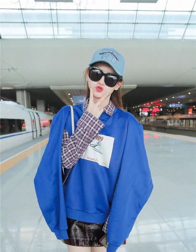 连帽@连帽卫衣就需要让位了,今春时兴“1+1衣”,遮肉好搭,大牌明星都上头了