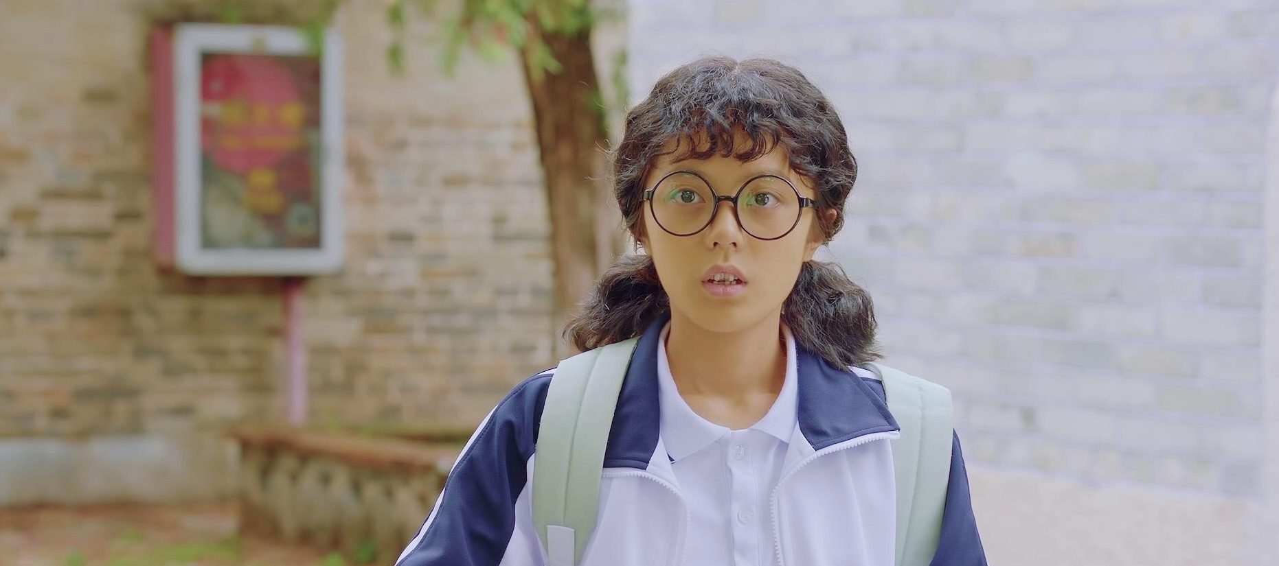 被吐槽,泡面头加圆框眼镜是丑女标配吗?