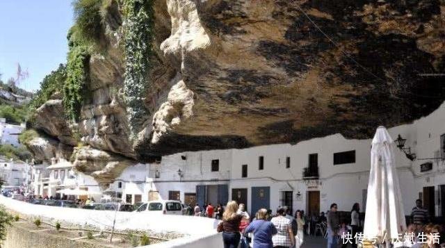 整座村子都被巨石压在底下，村民在这里生活600多年，不害怕吗