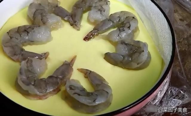 『虾仁』东北人的鸡蛋虾仁做法,蒸几分钟就上桌,吃一次想第二次