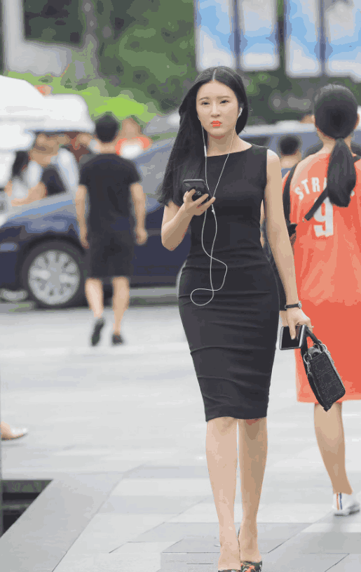 街拍: 图三小姐姐真的很会打扮, 黑色吊带背心超级吸引到了我!