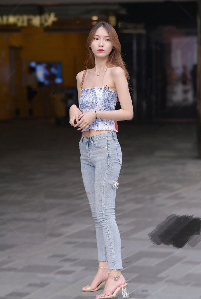  真怕：街拍：总嫌自己身材不够好，这次用“画纸”做衣服，真怕被风“吹走”