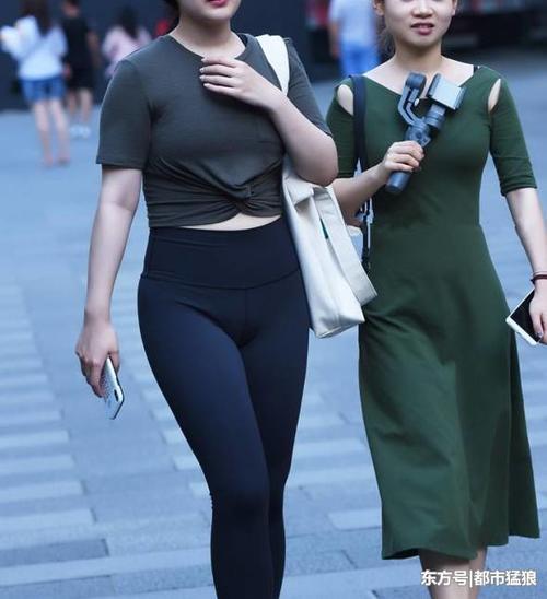 街拍: 穿打底裤逛街的美女, 谁给的勇气穿出门的!