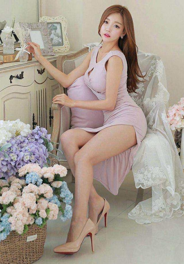 路人街拍：青春靓丽的小姐姐们就是会穿，时髦开叉裙真是太美了！