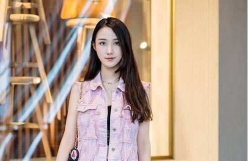  特别适合：头发多女生，从肩部往下烫卷的发型，时尚好打理