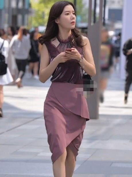  『羽绒服』街拍：一笑千金的美女，一件黑色长款羽绒服，时尚完美好身材