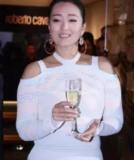 52岁巩俐还敢穿白色紧身裙，真厉害!网友:她是越胖越性感那种!