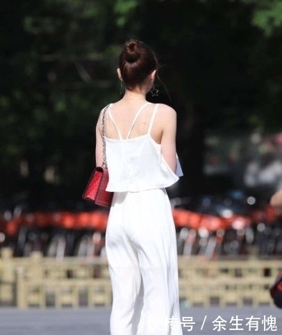 落落大方|时尚美女街拍妹子的装扮十分清新可人,彰显落落大方的气场!