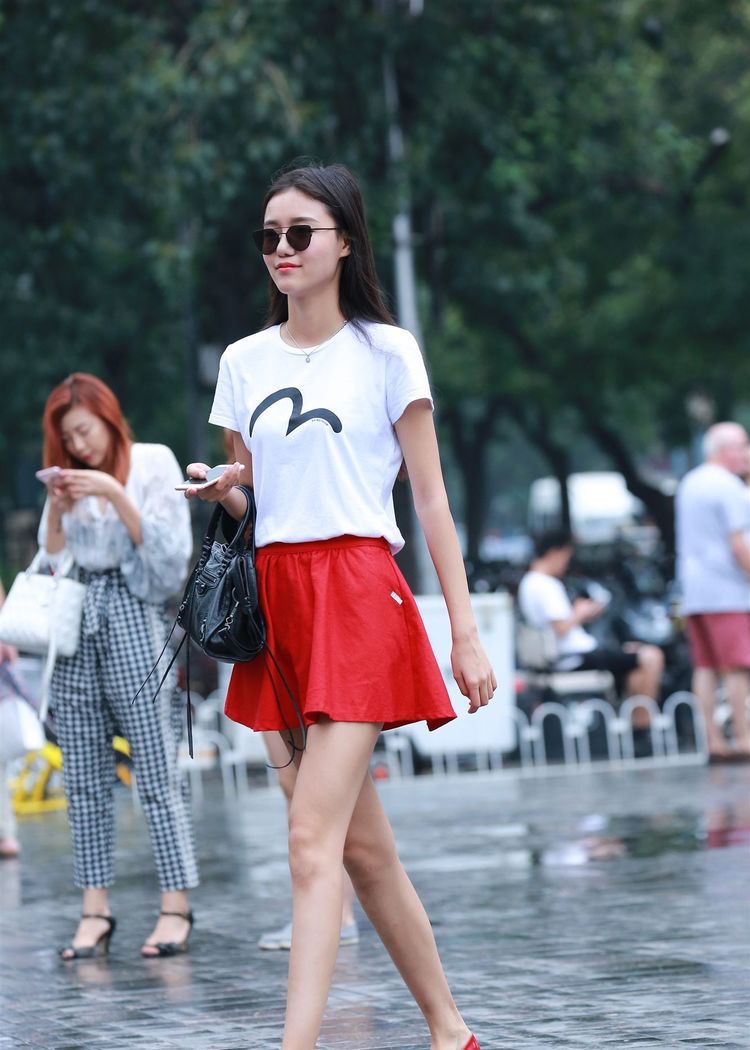  『优雅』街拍：美女白色T恤搭配黑色短裙，身材匀称，步伐优雅