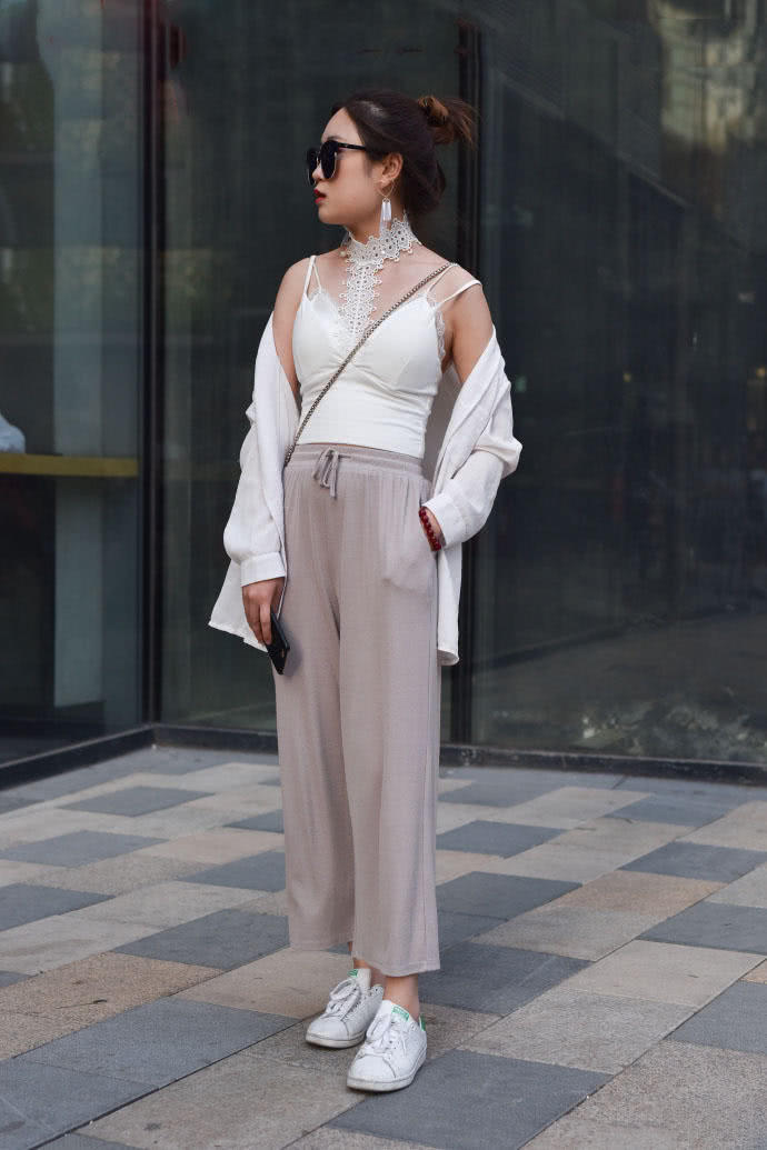 街拍：时尚性感身姿妙曼的小姐姐，青春洋溢魅力十足很迷人！